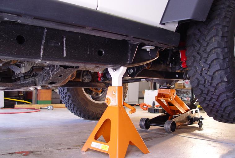 How to Safely Use a Jack on the Trail
